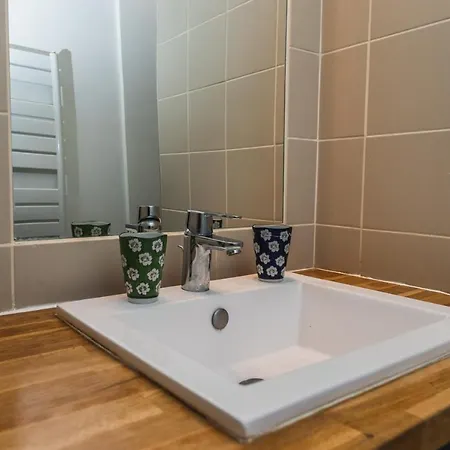 40m2 Bright And Well Arranged Montmartre * Paris