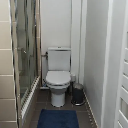 40m2 Bright And Well Arranged Montmartre Paris